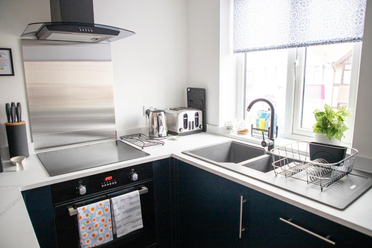 Wave Stays - First Floor Apartment Клівліс Екстер'єр фото
